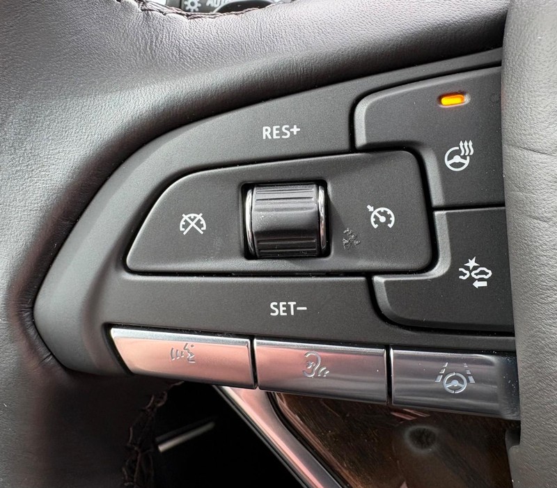 Cadillac Escalade ESV Vehicle Full-screen Gallery Image 26