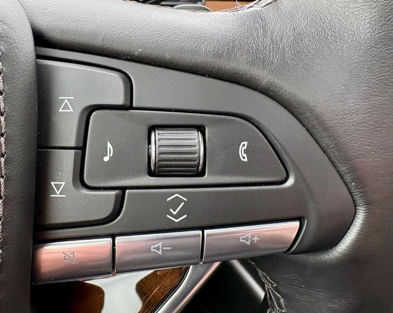 Cadillac Escalade ESV Vehicle Full-screen Gallery Image 27