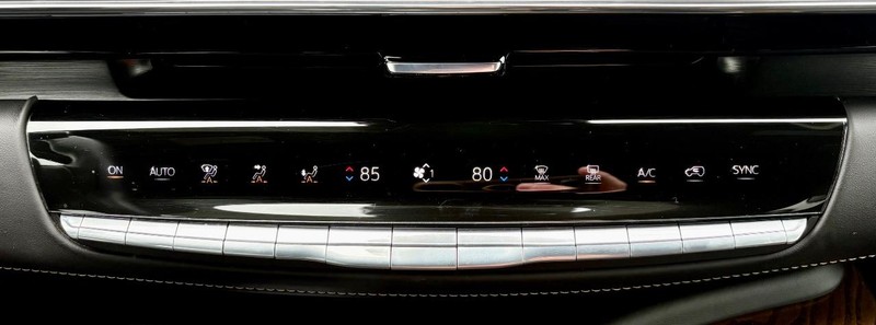 Cadillac Escalade ESV Vehicle Full-screen Gallery Image 31