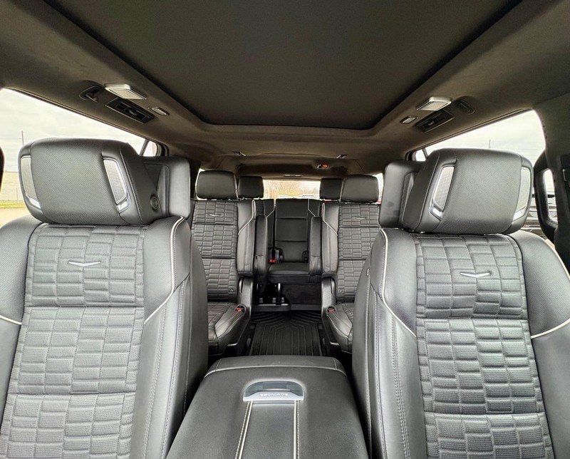Cadillac Escalade ESV Vehicle Full-screen Gallery Image 32