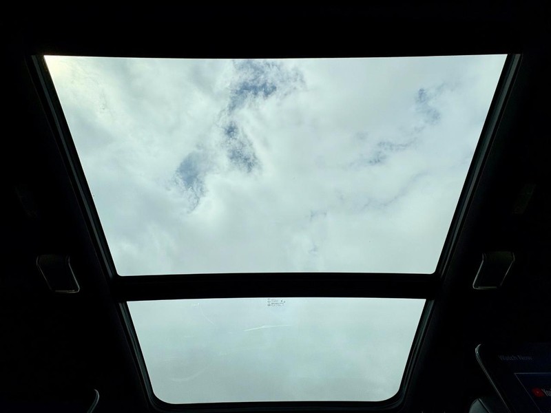 Cadillac Escalade ESV Vehicle Full-screen Gallery Image 33