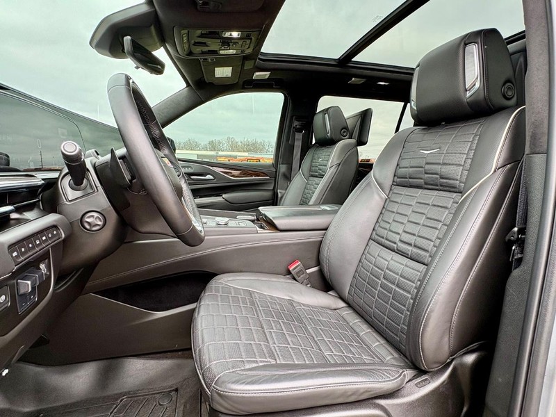 Cadillac Escalade ESV Vehicle Full-screen Gallery Image 35