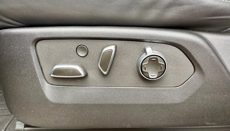 Cadillac Escalade ESV Vehicle Full-screen Gallery Image 36