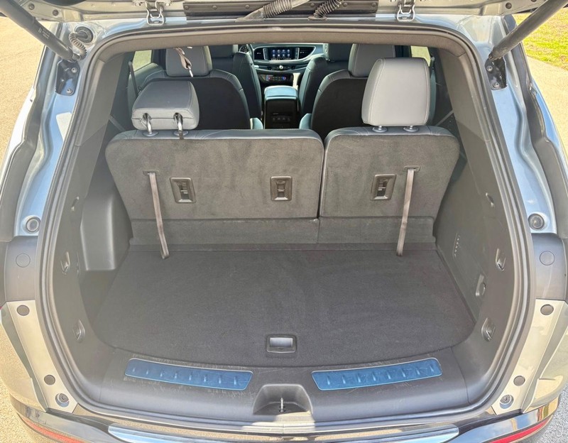 Buick Enclave Vehicle Full-screen Gallery Image 05