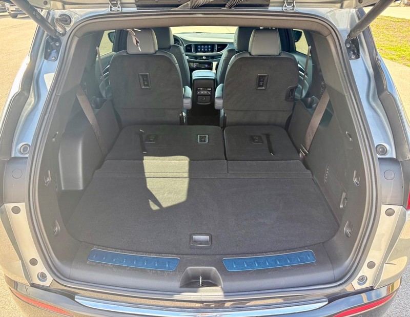 Buick Enclave Vehicle Full-screen Gallery Image 06