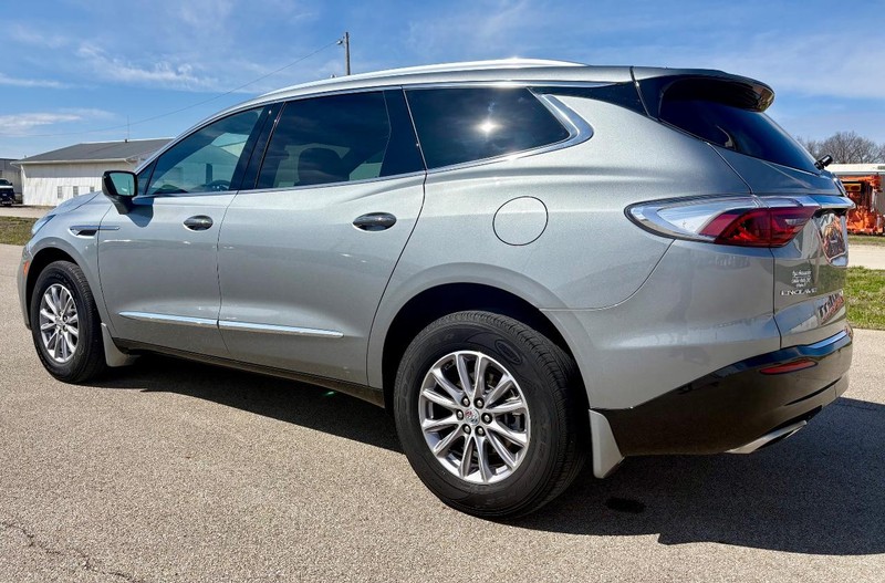 Buick Enclave Vehicle Full-screen Gallery Image 07