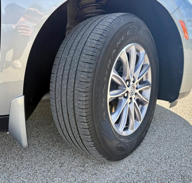 Buick Enclave Vehicle Full-screen Gallery Image 11