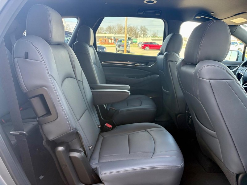 Buick Enclave Vehicle Full-screen Gallery Image 12