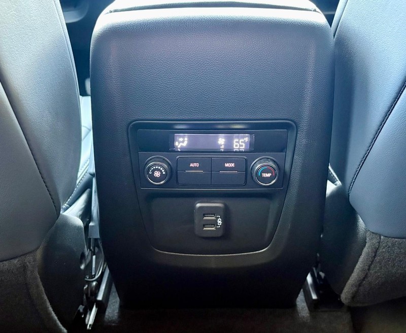 Buick Enclave Vehicle Full-screen Gallery Image 13