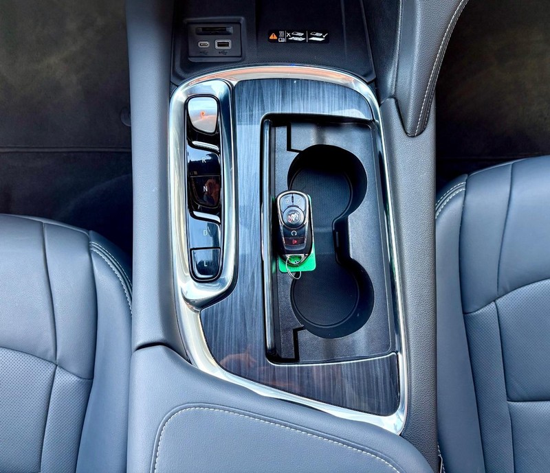 Buick Enclave Vehicle Full-screen Gallery Image 16