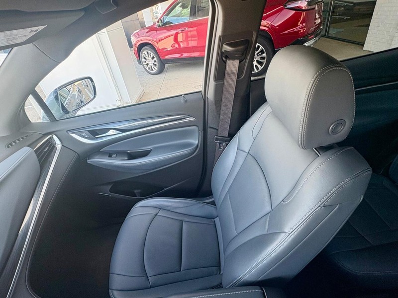 Buick Enclave Vehicle Full-screen Gallery Image 17