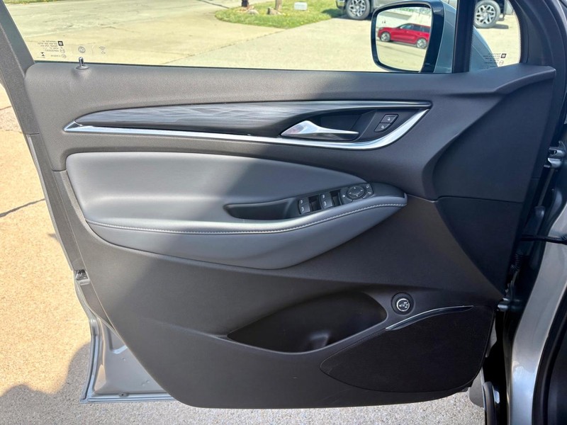 Buick Enclave Vehicle Full-screen Gallery Image 18