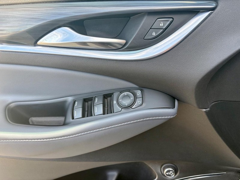 Buick Enclave Vehicle Full-screen Gallery Image 19
