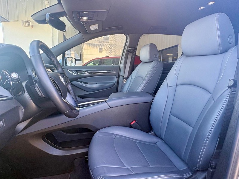 Buick Enclave Vehicle Full-screen Gallery Image 30