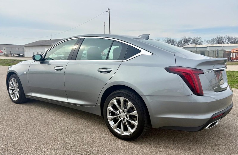 Cadillac CT5 Vehicle Full-screen Gallery Image 06
