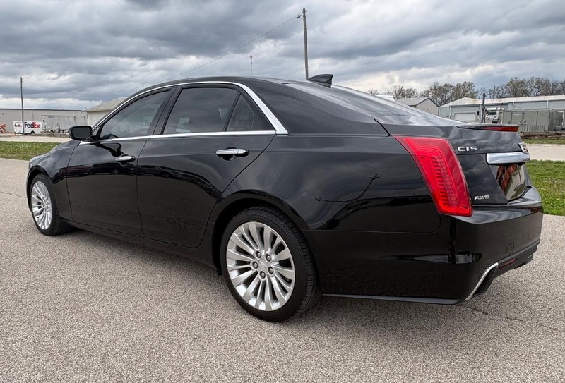 Cadillac CTS Sedan Vehicle Full-screen Gallery Image 06