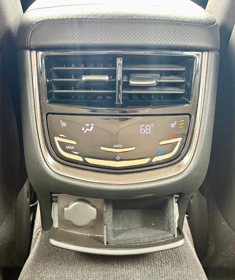 Cadillac CTS Sedan Vehicle Full-screen Gallery Image 12