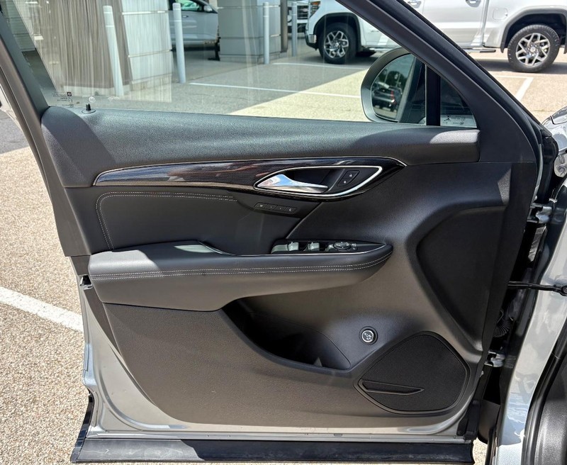 Buick Envision Vehicle Full-screen Gallery Image 16