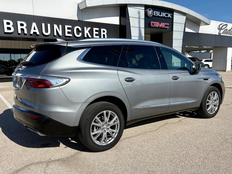 Buick Enclave Vehicle Full-screen Gallery Image 03