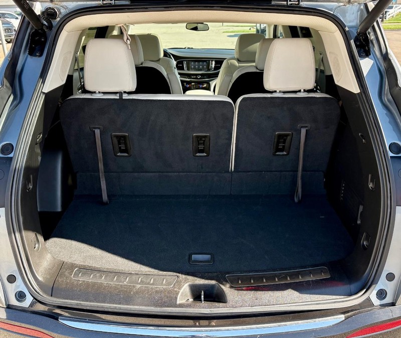 Buick Enclave Vehicle Full-screen Gallery Image 05