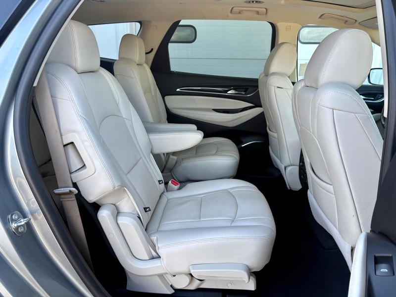 Buick Enclave Vehicle Full-screen Gallery Image 11