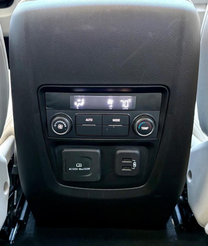 Buick Enclave Vehicle Full-screen Gallery Image 12