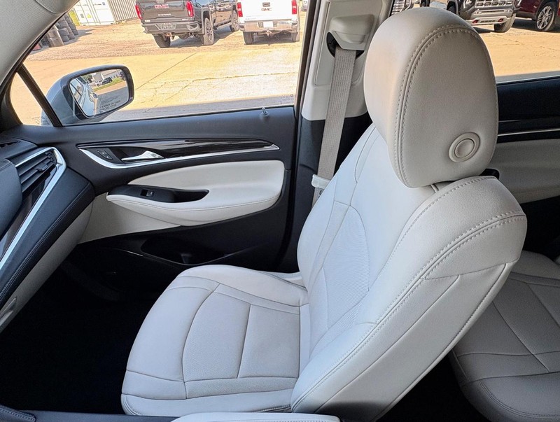 Buick Enclave Vehicle Full-screen Gallery Image 16