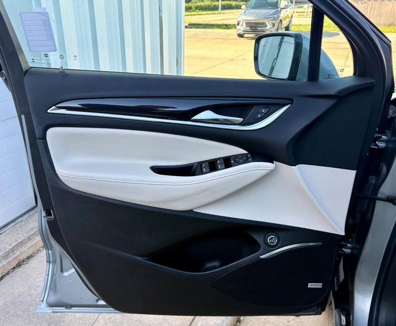Buick Enclave Vehicle Full-screen Gallery Image 17