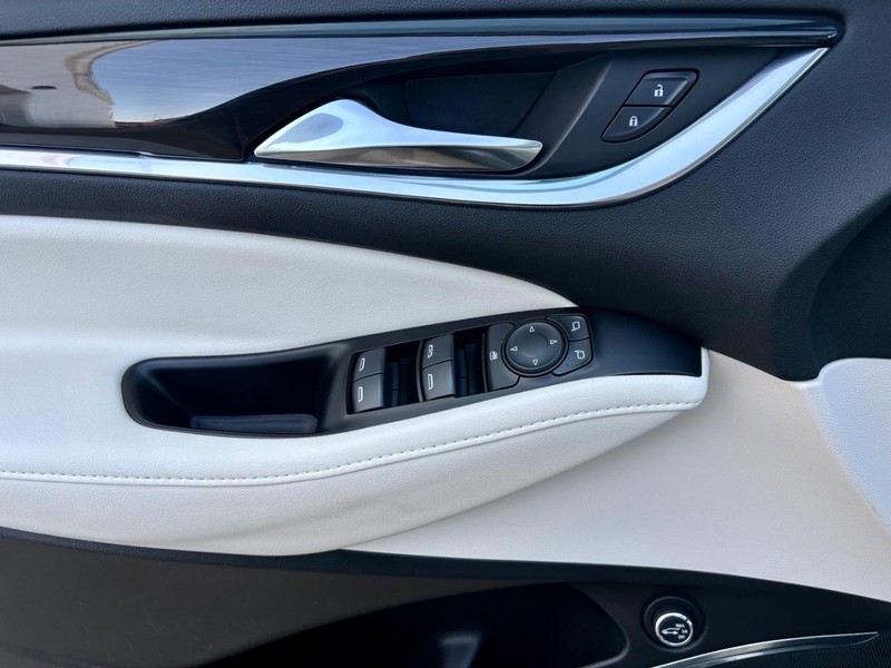 Buick Enclave Vehicle Full-screen Gallery Image 18