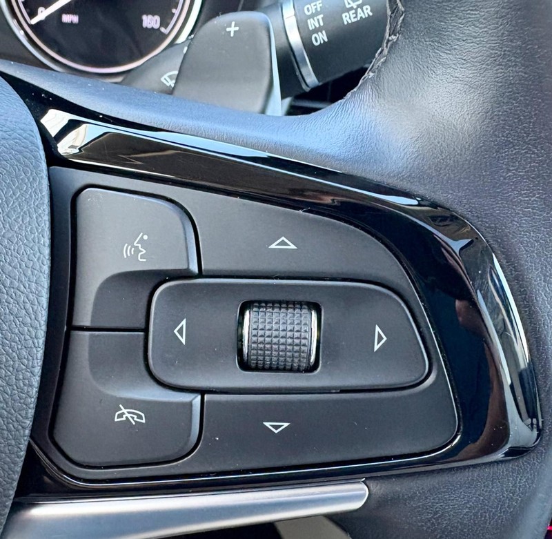 Buick Enclave Vehicle Full-screen Gallery Image 23