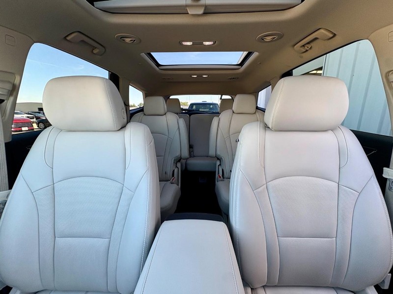 Buick Enclave Vehicle Full-screen Gallery Image 30