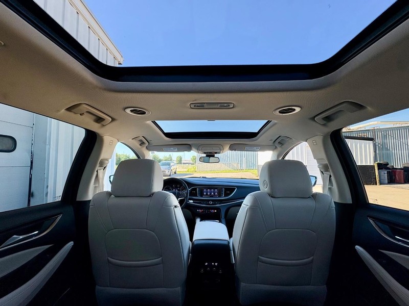 Buick Enclave Vehicle Full-screen Gallery Image 31