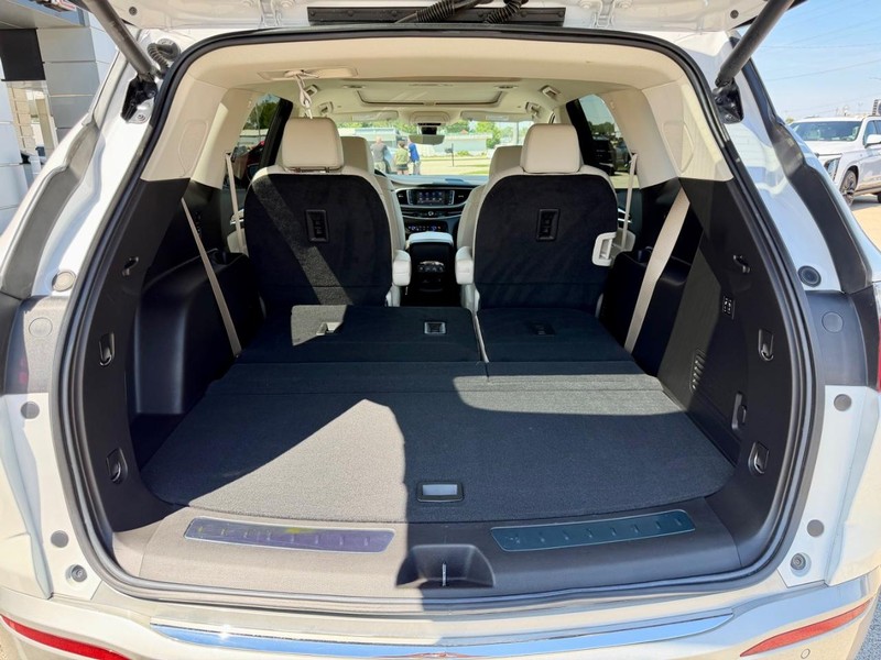 Buick Enclave Vehicle Full-screen Gallery Image 08