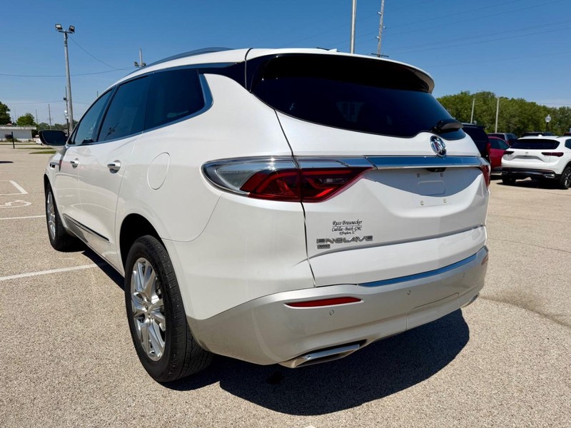 Buick Enclave Vehicle Full-screen Gallery Image 09
