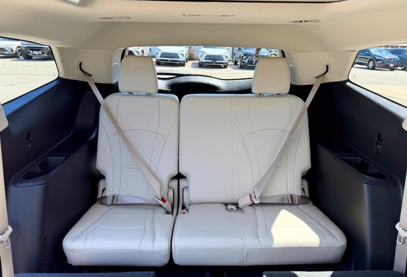 Buick Enclave Vehicle Full-screen Gallery Image 13