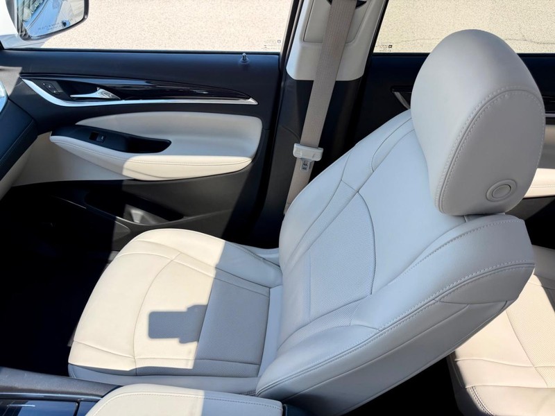 Buick Enclave Vehicle Full-screen Gallery Image 17