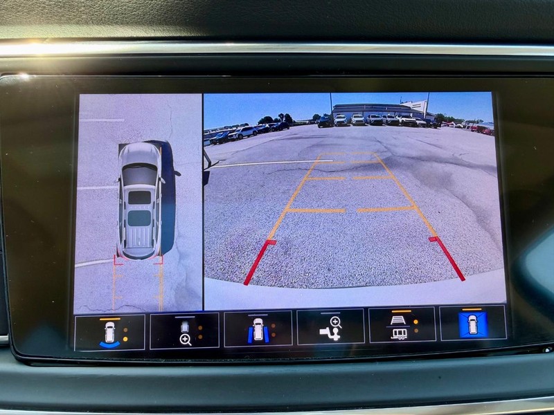Buick Enclave Vehicle Full-screen Gallery Image 24