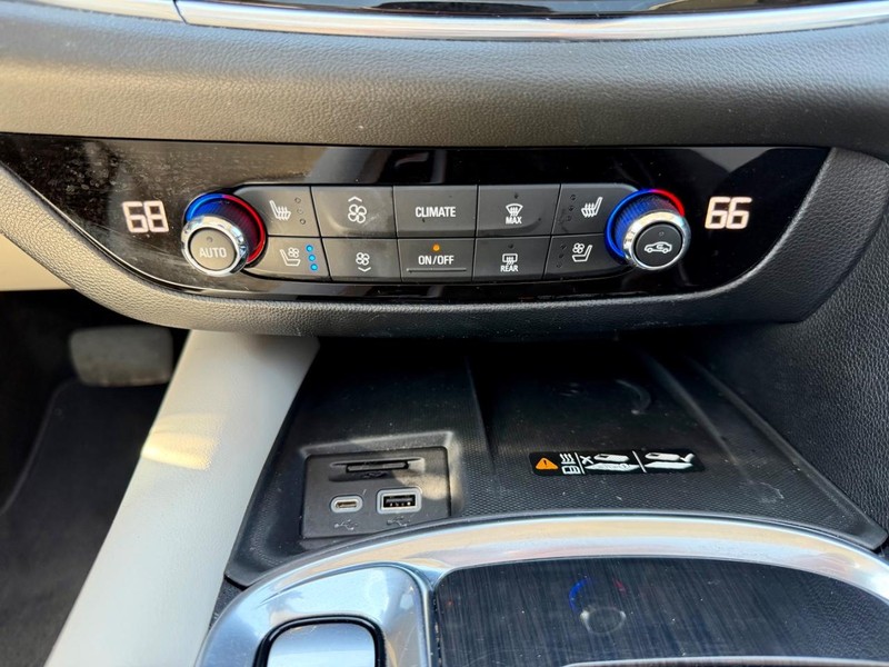Buick Enclave Vehicle Full-screen Gallery Image 25