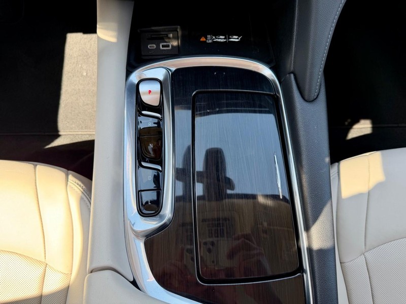 Buick Enclave Vehicle Full-screen Gallery Image 26