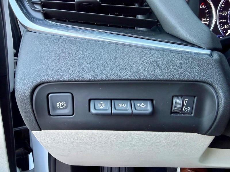 Buick Enclave Vehicle Full-screen Gallery Image 29