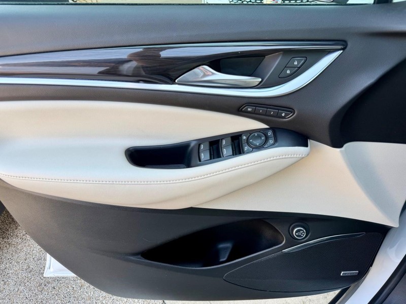 Buick Enclave Vehicle Full-screen Gallery Image 30