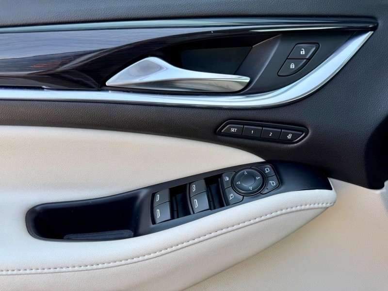Buick Enclave Vehicle Full-screen Gallery Image 31