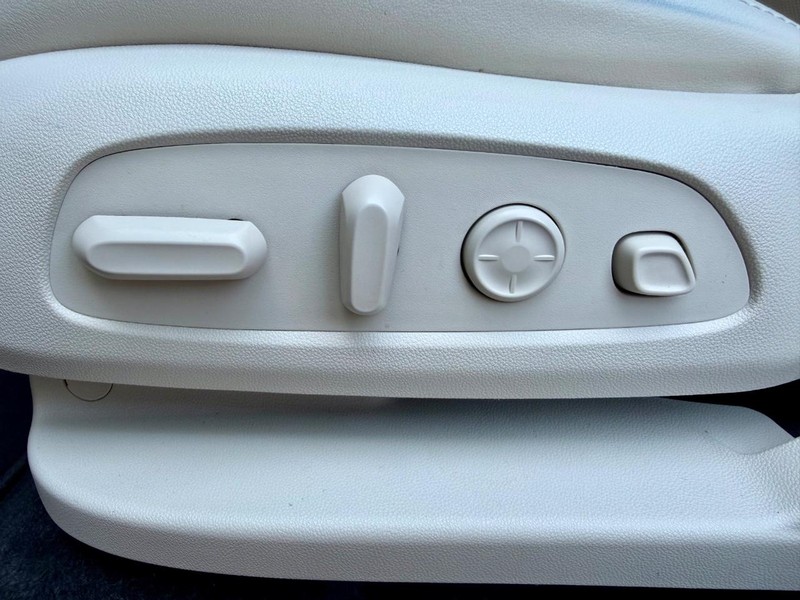 Buick Enclave Vehicle Full-screen Gallery Image 34