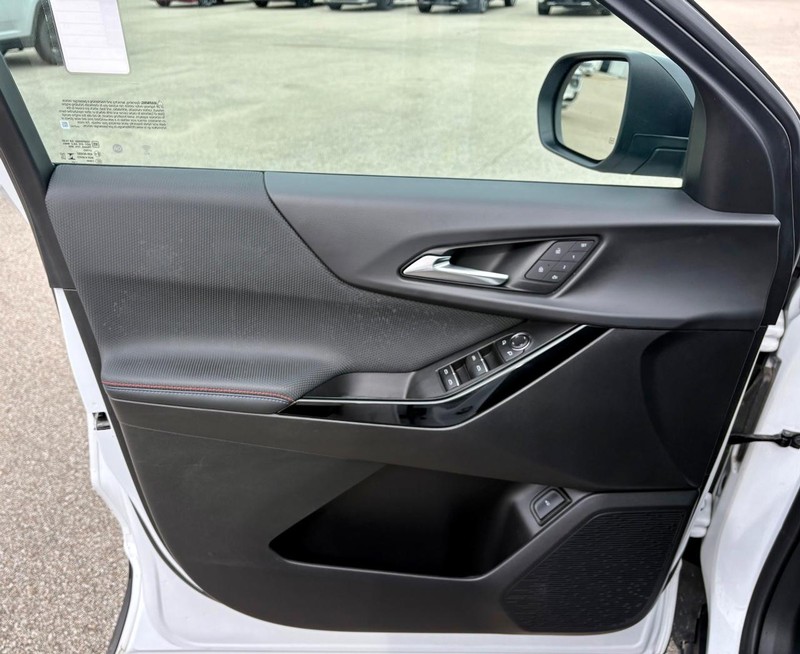 Chevrolet Equinox Vehicle Full-screen Gallery Image 16