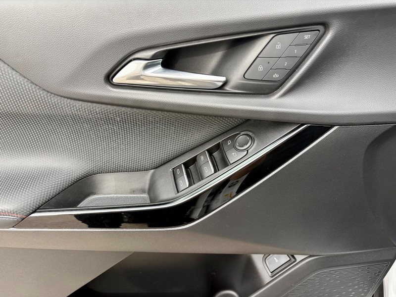 Chevrolet Equinox Vehicle Full-screen Gallery Image 17