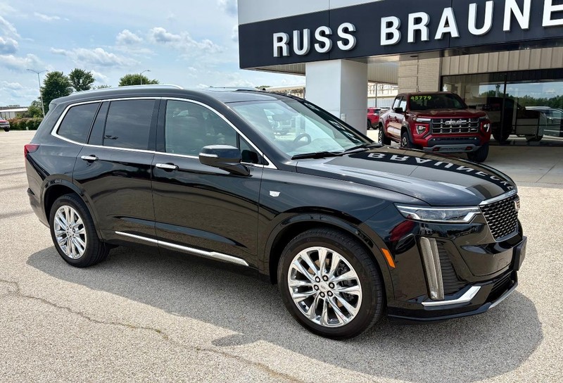 Cadillac XT6 Vehicle Full-screen Gallery Image 02