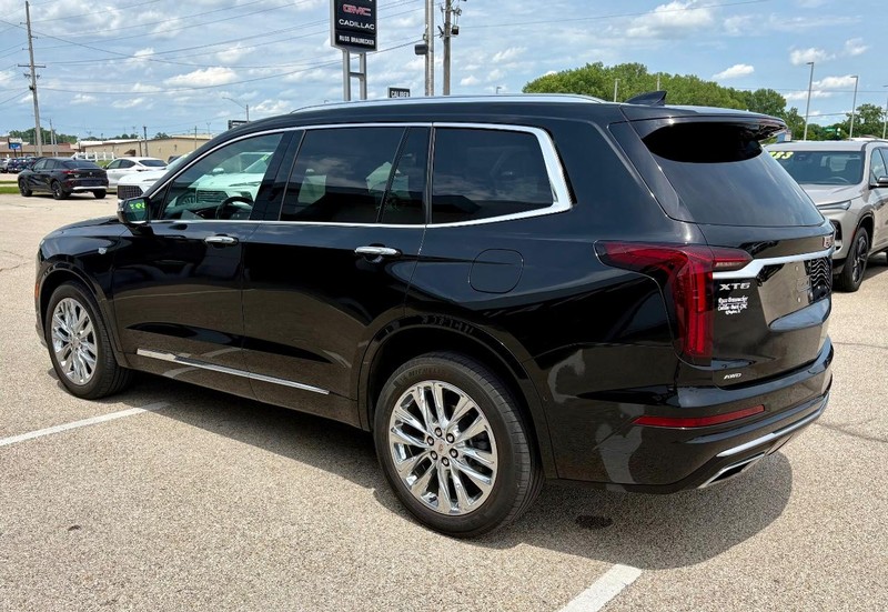 Cadillac XT6 Vehicle Full-screen Gallery Image 08