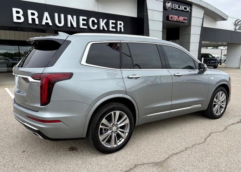Cadillac XT6 Vehicle Full-screen Gallery Image 03