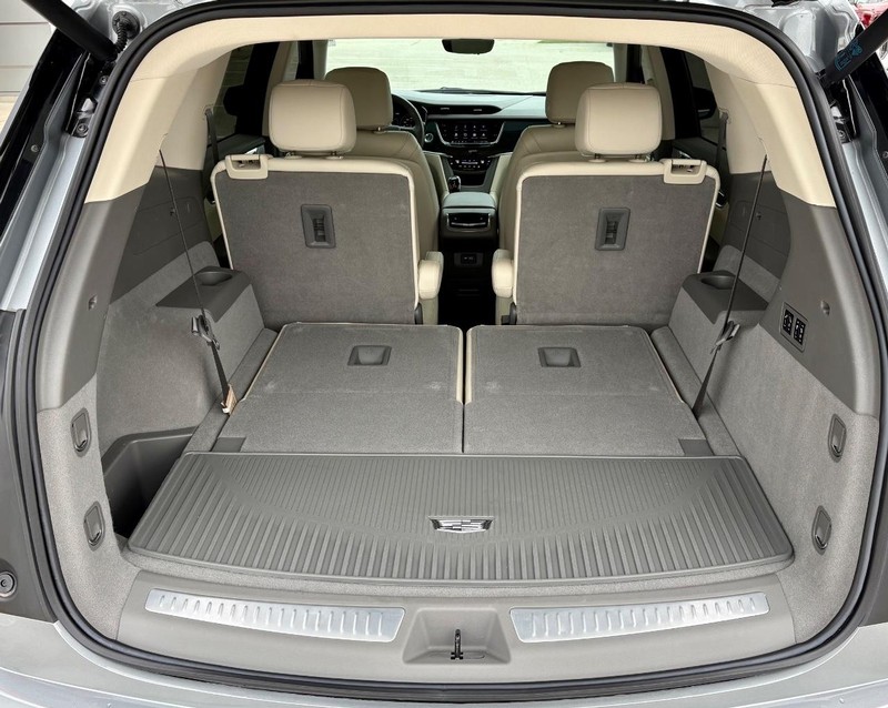 Cadillac XT6 Vehicle Full-screen Gallery Image 06