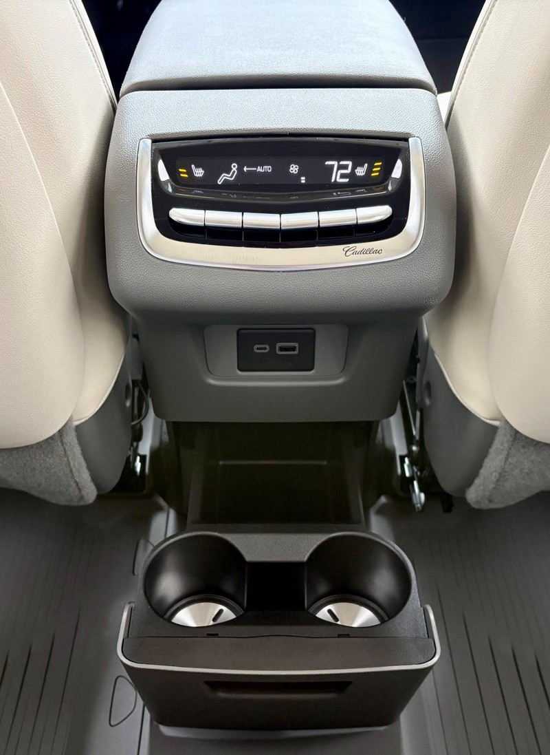 Cadillac XT6 Vehicle Full-screen Gallery Image 14